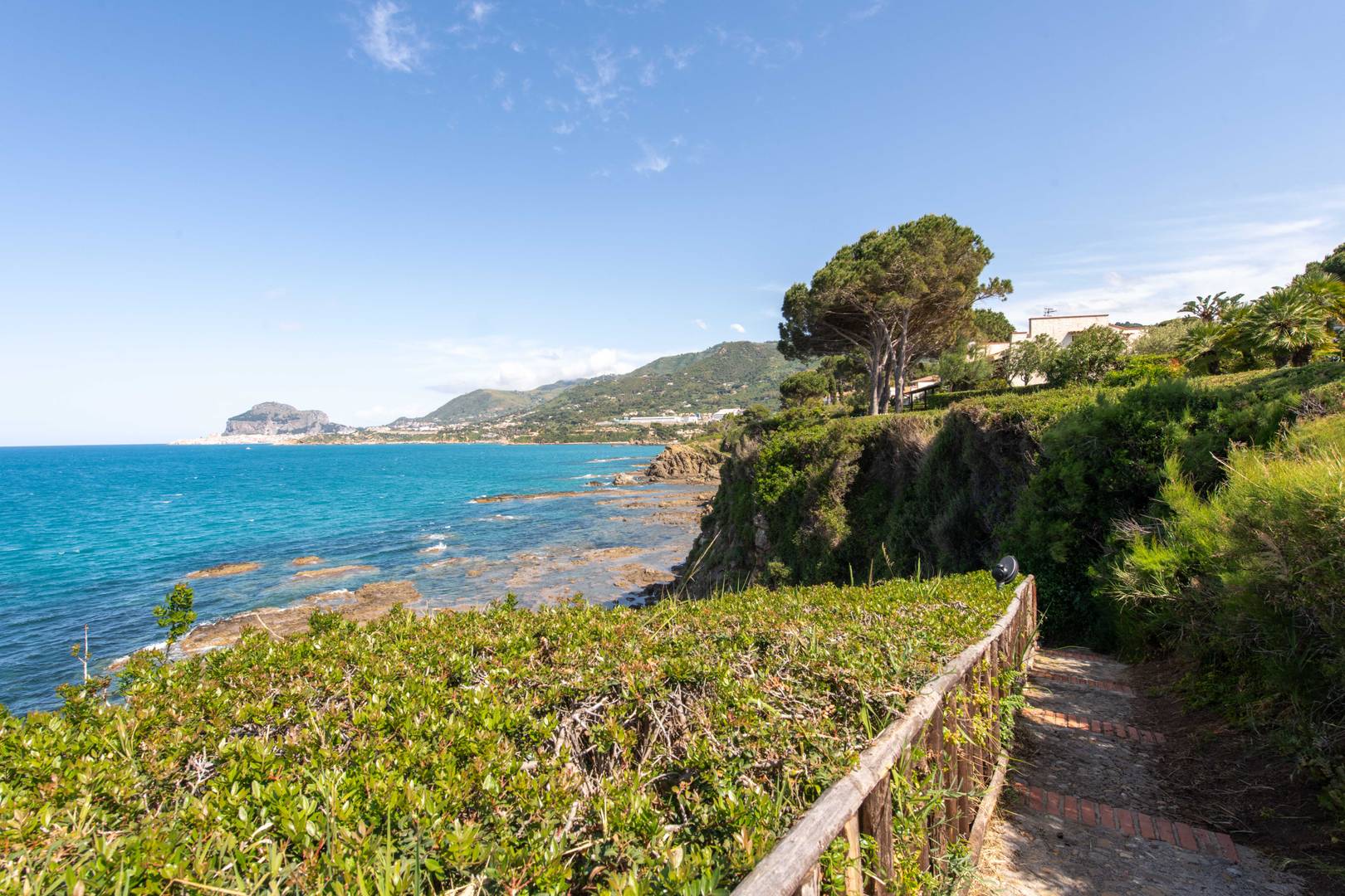 Villa Giulia Vista Mare con Spiaggia Privata - Interni eleganti e servizi di lusso B&B a Mazzaforno - Immagine 2